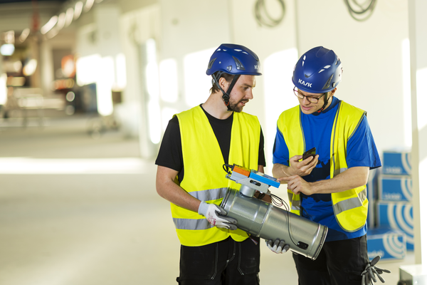 Construction site photo shoot session Experience Center EC High resolutiona;Two men looking at UltraLink, app, phonea;Oskar hagströma;Martin Lindkvist