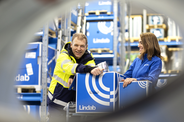 Pro shop Gothenburg Employee customer woman man female salesperson male customer in reflective jacket photo through duct